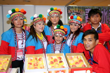 逢假日高雄旅展擠滿人潮(圖)