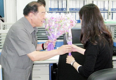 基隆市長張通榮贈康乃馨歡慶母親節(圖)