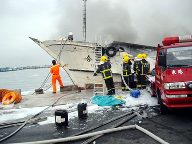 高雄港區漁船失火海巡機警滅祝融(圖)