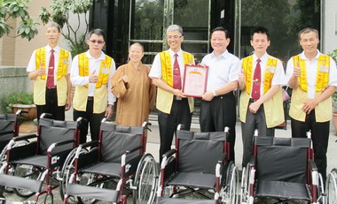 佛光會捐贈輪椅予集集公所使用(圖)