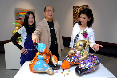 台中市長參觀旅法藝術家童瑤個展(圖)