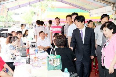 賴清德巡視國中基測考場為考生加油打氣(圖)