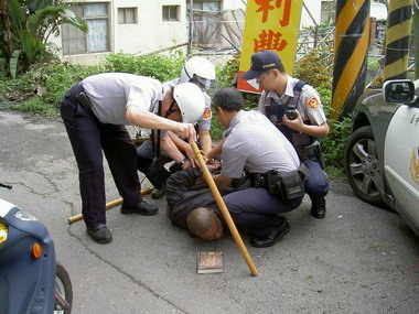 台中精神病患持刀割座墊並傷人被捕(圖)