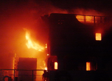 高雄港區火燒船海巡隊滅火救人(圖)