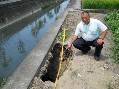 中興大排的部分護岸被淘空深達三公尺(圖)