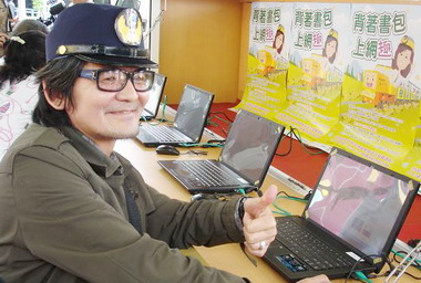 蘇治芬邀鄉親背書包上網「趣」(圖)