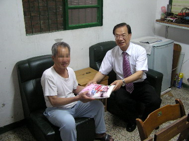 臺中郵局辦理「端午節關懷獨居老人活動」(圖)