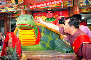 苗栗五穀宮製作萬斤糯米壽龜恭祝神農大帝(圖)