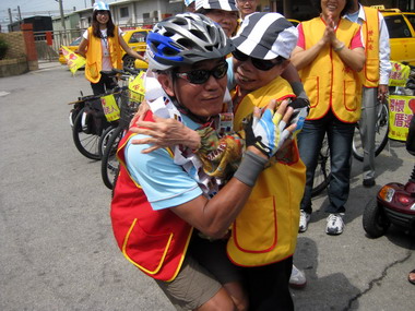 台中義工單車環島與獨居老人相見歡(圖)