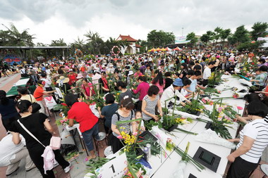 彰縣辦萬人插花 傳遞溫情活動(圖)