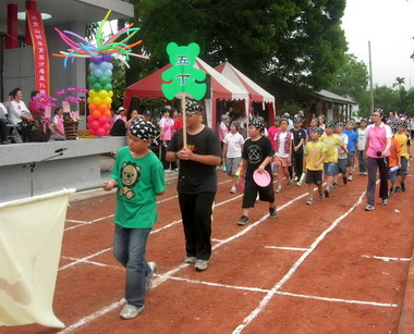 水里國小校慶參與民眾分享喜悅(圖)