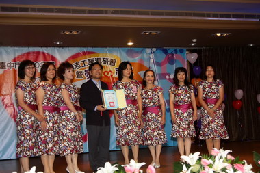 台中蔡炳坤副市長頒獎表揚學校愛心志工(圖)