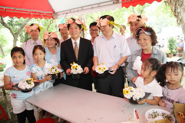 台南市舉辦「萬人插花、傳遞溫情」活動(圖)