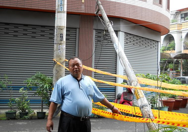 大里區市地重劃區一盞路燈電桿斷裂(圖)