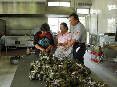 端午前夕東和警所提肉粽慰問弱勢家庭(圖)