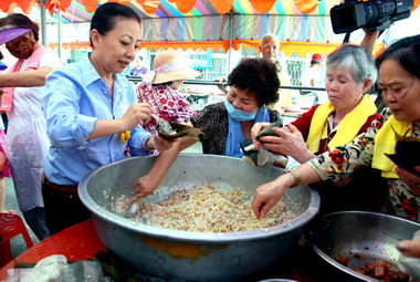 嘉義縣長張花冠分送粽子給獨居老人(圖)