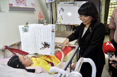 黃敏惠探視癱瘓天使鄭慧蓮 賀獲總統教育獎(圖)