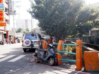 台中大雅永和路口欄杆遭撞未見處理(圖)