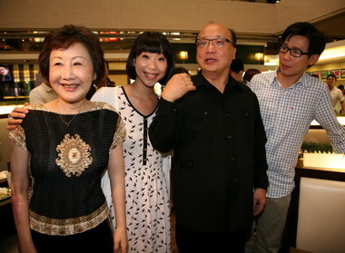 台中胡志強市長伉儷探班姐妹劇組人員(圖)
