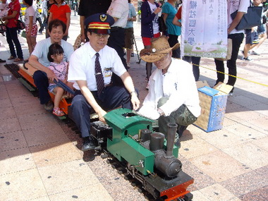 臺鐵臺中站慶祝建國百年暨臺鐵124週年(圖)