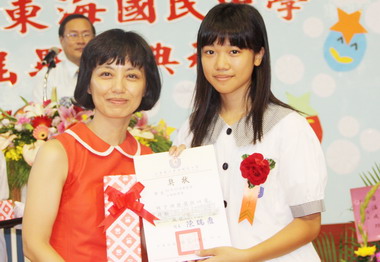 陳怜燕代縣長參與縣內國中畢業典禮(圖)