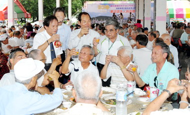 中油65週年慶 退休前輩返廠餐敘(圖)