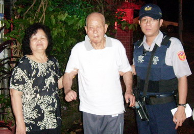 飄異味失智老人無人接近警助返家(圖)