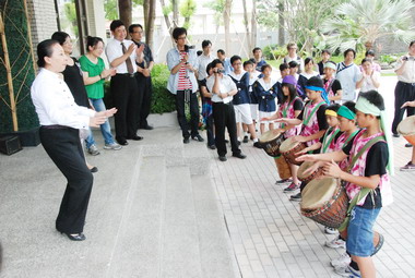 新港國小學生至縣長官邸做客展才藝(圖)