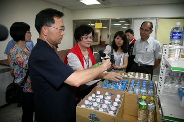 台中副市長至惠文高中與信義國小飲料稽查(圖)