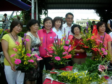 台中后里千人插花拚花藝促銷國產花(圖)