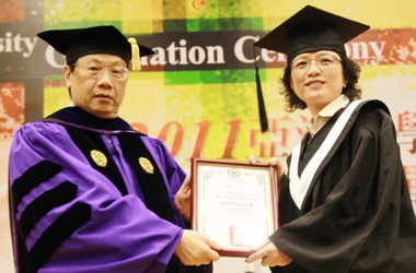 亞大50歲媽媽畢業生圓了大學夢(圖)