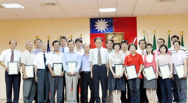 高雄關稅局表揚優良報關業者專責報關人員(圖)