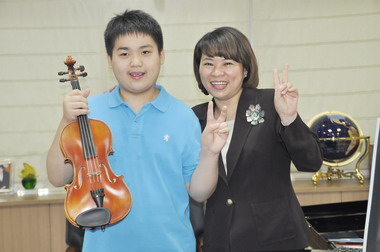 黃敏惠與總統教育獎得主蕭琮祐相見歡(圖)