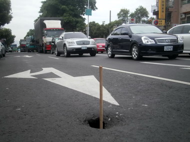 台中大雅路面出現大坑洞威脅行車安全(圖)