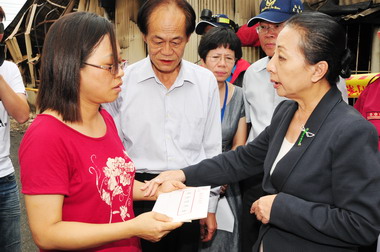 嘉縣同仁村發生死亡火警張花冠前往慰問(圖)