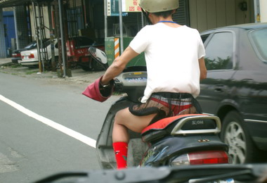 搞性感怪老頭 丁字褲逛南投(圖)