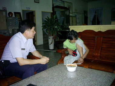 新北市老婦南下尋找祖墳迷路警幫返家(圖)