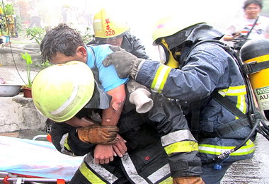 草屯鎮民宅瓦斯氣爆發生大火(圖)