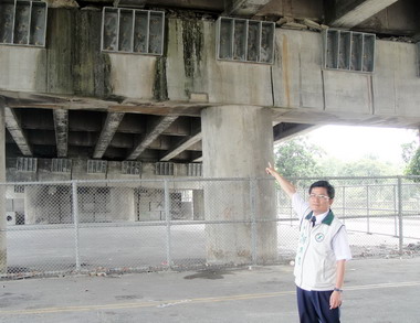 清水區甲南陸橋的橋墩破損議員憂心安全(圖)
