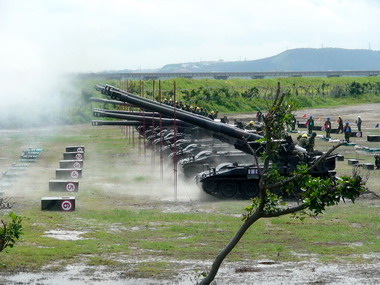 台中陸軍第十軍團實施重砲射擊訓練(圖)