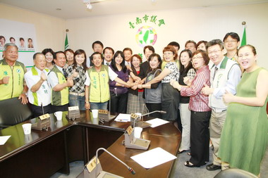 台南市議會民進黨團舉行三長交接典禮(圖)