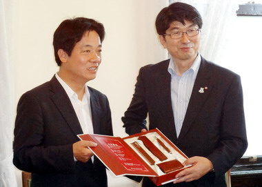 台南市長賴清德拜會長崎市長田上富久(圖)