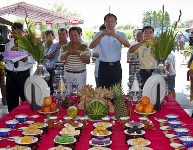 口湖牽水狀 挑飯擔祭祖靈 點燈緬先人(圖)