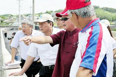 苗栗縣長勘察房裡溪河川整治工程(圖)