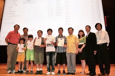 台中副市長為赴參與兩岸數學比賽授旗(圖)