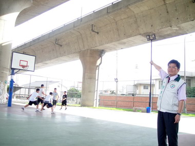 清水區三民路高架橋下籃球場需摸黑打球(圖)