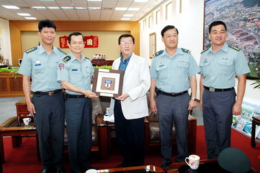 六軍團司令新官上任 盼落實全民國防教育(圖)