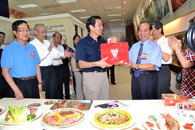 總統及行政院長參觀南崗工業區(圖)