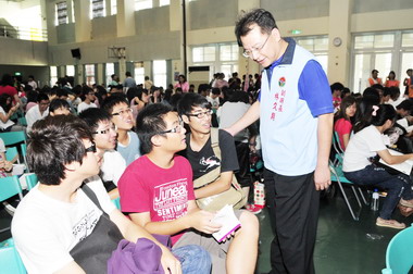 苗栗副縣長林久翔慰問大學指考考生(圖)