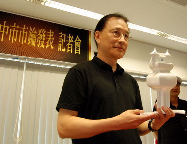市府贈送給卡卡的明亮純淨白瓷市鑰曝光(圖)